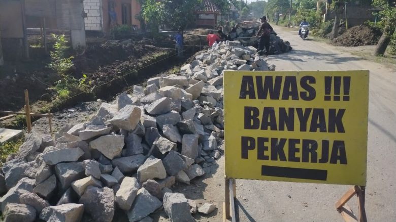 Pembangunan Saluran Drainase/Gorong-Gorong RT.11 Dusun 2 Desa Babadan Lor Oleh Dinas PU