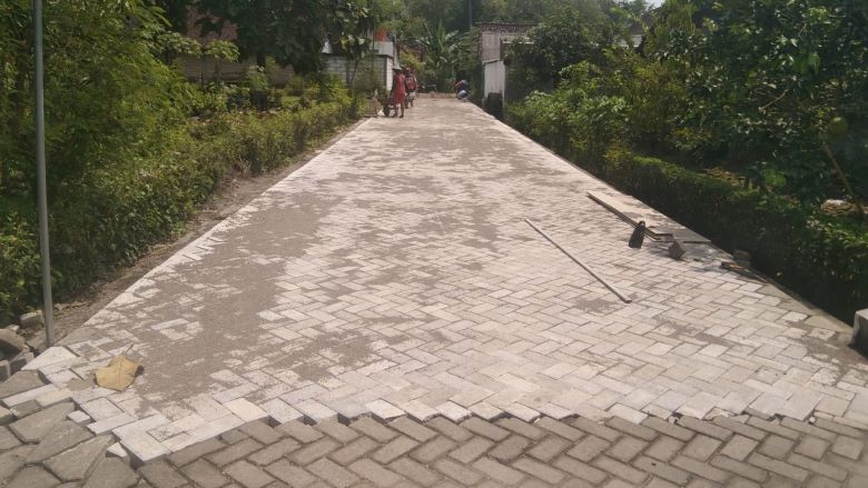 Pavingisasi Lanjutan Jalan Lingkungan RT 010 Dusun 002 